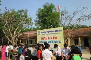 Đoàn trường tổ chức hội thi cắm hoa - Chào mừng ngày Quốc tế Phụ nữ 8-3